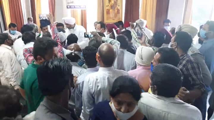 ਸਮਾਜਿਕ ਦੂਰੀ ਦੇ ਸਵਾਲ ਦਾ ਜਵਾਬ ਦਿੰਦਿਆਂ ਉਨ੍ਹਾਂ ਕਿਹਾ ਕਿ ਜੇ 43 ਐਮਸੀ ਨੂੰ ਤਾਂ ਬੈਠਣਾ ਹੈ ਤਾਂ ਉਨ੍ਹਾਂ ਦੇ ਕੁਝ ਰਿਸ਼ਤੇਦਾਰ ਵੀ ਆ ਗਏ। ਨਾਲ ਹੀ ਉਨ੍ਹਾਂ ਅੱਗੇ ਕਿਹਾ ਕਿ ਇੱਕ ਵਾਰ ਫਿਰ ਕਹਿ ਰਿਹਾ ਹਾਂ ਕਿ ਸਾਵਧਾਨੀ ਜ਼ਰੂਰੀ ਹੈ।