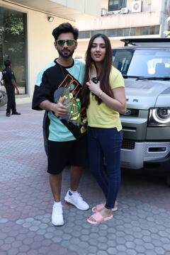 Disha Parmar का बालों में अटका मास्क तो बड़े प्यार से सुलझाते दिखे Rahul Vaidya, तस्वीरों में नज़र आ गया दोनों का बेपनाह प्यार