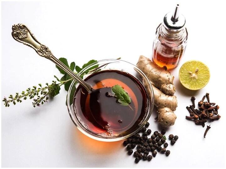 હાલ કોરોનાના સમયમાં સંક્રમણથી બચવા માટે ઉકાળા પીવાની સલાહ આપવામાં આવે છે. જો કે તેનું સપ્રમાણ સેવન જ યોગ્ય છે. નિયમિત વધુ પ્રમાણમાં સેવન કરવાથી નુકસાનકારક સાબિત થઇ શકે છે.