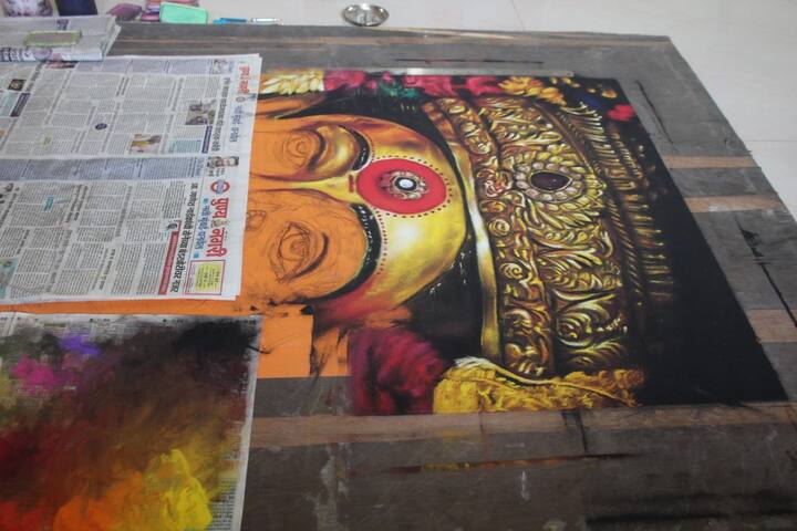 सोशल मीडियावर चैत्र नवरात्रोत्सवाच्या धर्तीवर अनेक पोस्ट व्हायरल होत होत्या. देवीची विविध रुपं या माध्यमातून सर्वांच्याच भेटीला आली, अशाच या पोस्टच्या गर्दीत चर्चेत आहे ती म्हणजे एका कलाकारानं रेखाटलेली आई एकविरा देवीची रांगोळी.