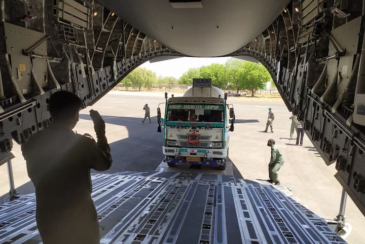 লাফিয়ে বাড়ছে করোনা, দেশজুড়ে তীব্র সঙ্কট অক্সিজেনের। চাহিদা মেটাতে এবার আকাশপথে অক্সিজেন আসছে সিঙ্গাপুর থেকে।