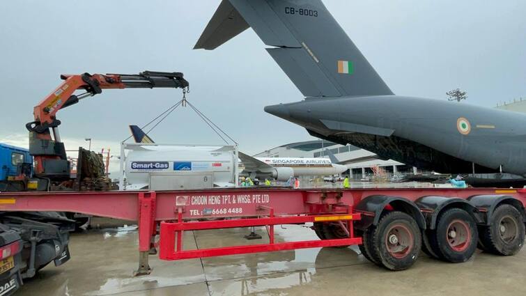 IAF aircraft reaches Singapore to load oxygen tanks ਆਕਸੀਜਨ ਦੀ ਘਾਟ ਨਾਲ ਲੜ ਰਿਹਾ ਦੇਸ਼, ਹਵਾਈ ਸੈਨਾ ਨੇ ਸੰਭਾਲਿਆ ਮੋਰਚਾ, ਆਕਸੀਜਨ ਲਈ ਸਿੰਗਾਪੁਰ ਪਹੁੰਚੇ ਜਹਾਜ਼