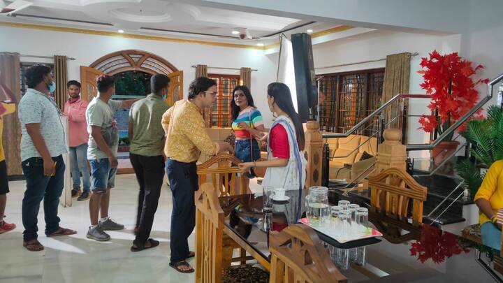 झी मराठीवरील सर्व मालिकांचे कलाकार आणि तंत्रज्ञ मग ते स्पॉट दादा असो किंवा मग मुख्य कलाकार कुठेही भेदभाव न करता या सर्वांची राहण्याची सोय त्या त्या शहरातील सर्वोत्तम हॉटेल / रिसॉर्ट मध्ये करण्यात आली आहे.