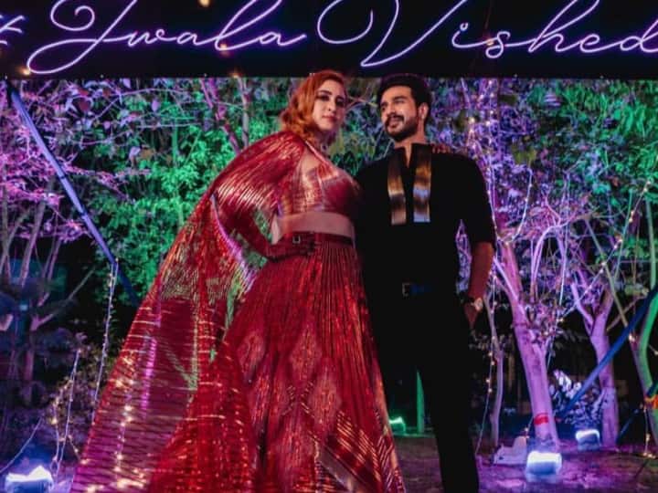 Jwala looked stunning in a pink sequined lehenga, which she carried with grace. She oozed confidence while striking a pose with her husband Vishnu Vishal, who opted for all-black look for the reception.