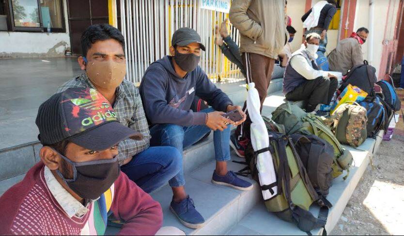 Jammu Laborer returning to their States due to lack of work in Corona Situation ANN जम्मू में भी कोरोना का कहर, काम की कमी के चलते अपने राज्यों को वापस लौट रहे हैं मजदूर