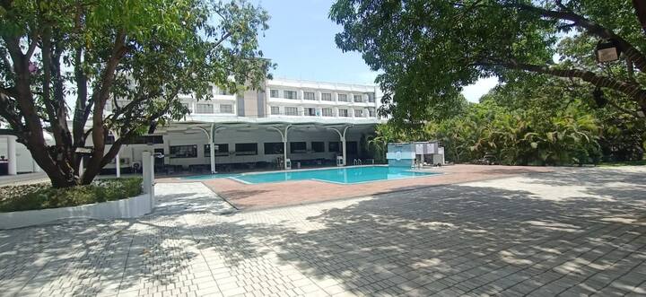 मालिकांचं संकलन देखील त्याच ठिकाणी होतंय. बायोबबल पद्धतीने मालिकांचं शूटिंग सुरु आहे. झी मराठीवरील मालिकांचं चित्रिकरण बेळगाव, गोवा, सिल्वासा, दमण आणि जयपूर सुरु आहे.