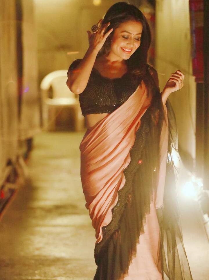 डिजाइनर साड़ियों में नेहा हमेशा ही अपने फैंस को आकर्षित होने पर मजबूर कर देती हैं और झोली भर-भर कर उनसे तारीफें बटोरती हैं.