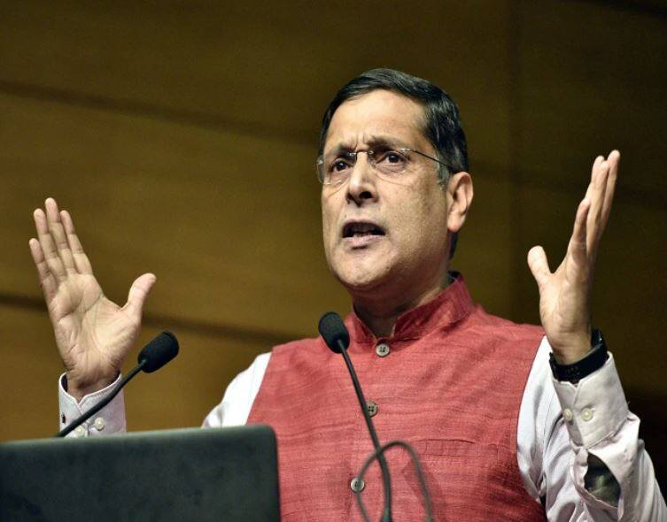 'Vaccination costs should be borne by the Center, not the states', advises former PM's chief economic adviser Arvind Subramanian : 'लसीकरणाचा खर्च राज्यांनी नाही तर केंद्राने उचलायला हवा', पंतप्रधानांच्या माजी मुख्य आर्थिक सल्लागारांचा सरकारला सल्ला 