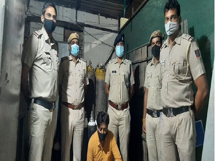 Delhi police raided and seized 48 oxygen cylinders from a house , Accused arrested दिल्ली पुलिस ने छापा मारकर घर से 48 ऑक्सीजन सिलेंडर किए जब्त, आरोपी को किया गिरफ्तार 