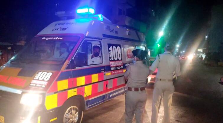 Patients wandering in government hospital in Valsad, ambulance line outside the hospital ગુજરાતના આ શહેરમાં સરકારી હોસ્પિટલ ફૂલ થતા દર્દીઓ રઝળ્યા, હોસ્પિટલ બહાર એમ્બ્યુલન્સની લાગી લાઈન