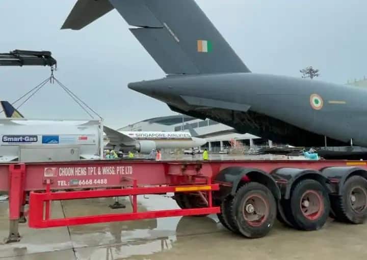 IAFs C17 aircraft arrived at Singapores to load 4 containers of cryogenic oxygen tanks देशातील ऑक्सिजन पुरवठा सुरळीत राहण्यासाठी हवाई दलाच्या विमानाचे सिंगापूरला उड्डाण