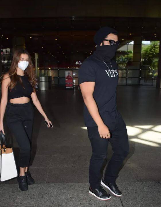 અર્જુન કપૂર બ્લેક ટીશર્ટ અને પેન્ટમાં જોવા મળ્યો તો તારા સુતરીયા પણ બ્લેક પેન્ટ અને સ્લીવલેસ ક્રોપ ટોપમાં જોવા મળી હતી.