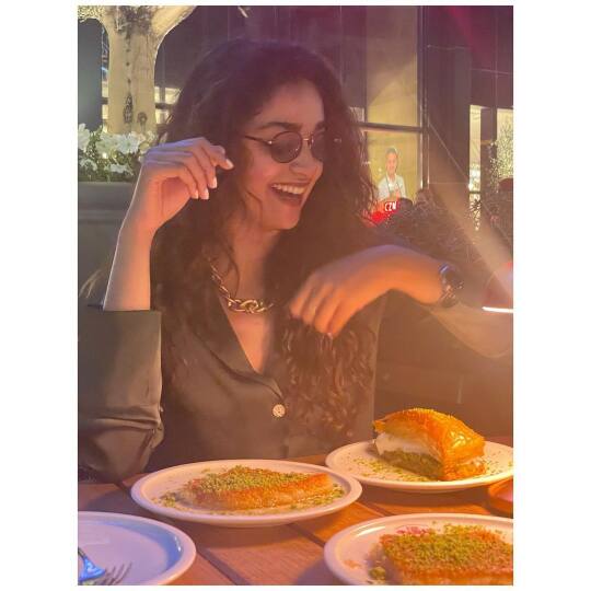 போற போக்கில் ஒரு லுக்க உட்டு      என்ன செஞ்சிட்டாளே என்ன செஞ்சிட்டாளே