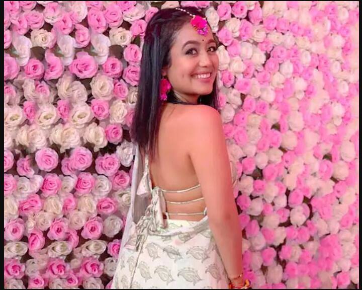 ਨੇਹਾ ਦੇ ਟ੍ਰੈਡੀਸ਼ਨਲ ਲੁੱਕ ਨੂੰ ਸੋਸ਼ਲ ਮੀਡੀਆ 'ਤੇ ਫੈਨਸ ਨੇ ਬਹੁਤ ਪਸੰਦ ਕੀਤਾ ਹੈ ਅਤੇ ਅਜਿਹਾ ਲਗਦਾ ਹੈ ਕਿ ਸਾੜ੍ਹੀ ਨੇਹਾ ਦੀ ਫ਼ੇਵਰੇਟ ਹੈ। 