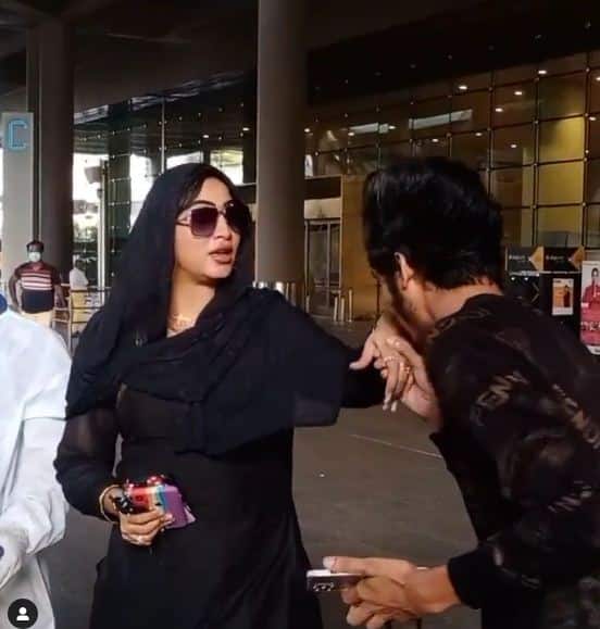 बॉलीवुड स्टार्स की फैन फॉलोइंग काफी ज्यादा होती है, लेकिन कई बार फैन्स स्टार्स को असहज महसूस करवाते हैं जिससे उन्हें गुस्सा भी आ जाता है. हाल ही में एक फैन ने एयरपोर्ट पर आरशी खान के हाथ पर किस कर लिया था.