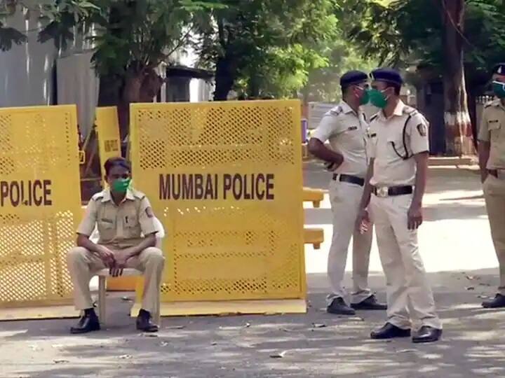 Lockdown color coded stickers are no longer necessary for vehicles but checking will continue mumbai police Mumbai Lockdown | मुंबईत वाहनांवरील रंगीत स्टीकर्सचा नियम रद्द, तपासणी मात्र सुरुच राहणार