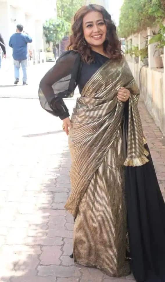 नेहा कक्कर प्रत्येक वेषभूषा उत्तम प्रकारे सांभाळते. पण, साडीतील तिचा अवतार बर्‍याचदा चर्चेत असतो.