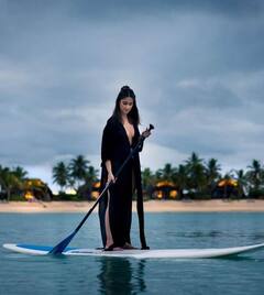 बॉलीवुड एक्ट्रेस इलियाना डीक्रूज ने शेयर की स्वीमिंग करते हुए तस्वीर, बिकिनी लुक देख फैन्स हुए शॉक्ड