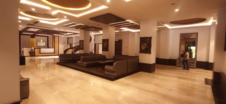 देशभरात कोरोनाचा प्रादुर्भाव वाढत आहे. अशावेळी महाराष्ट्रात लॉकडाऊनचा निर्णय घेऊन नियमावली कठोर करण्यात आली. यामध्ये मालिका, सिनेमांच्या चित्रिकरणावर पूर्णपणे बंदी आणण्यात आली आहे.