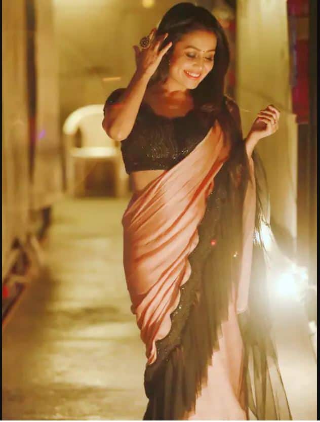 ਨੇਹਾ ਅਕਸਰ ਸਿੰਗਿੰਗ ਰਿਐਲਿਟੀ ਸ਼ੋਅ 'ਇੰਡੀਅਨ ਆਈਡਲ 12' 'ਚ ਸਾੜ੍ਹੀ 'ਚ ਨਜ਼ਰ ਆਉਂਦੀ ਹੈ, ਨੇਹਾ ਦਾ ਗਲੈਮਰਸ ਅੰਦਾਜ਼ ਇਥੇ ਦੇਖਣ ਨੂੰ ਮਿਲਦਾ ਹੈ।