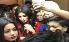 मौनी रॉय से लेकर सारा अली खान तक, फैन्स की हरकत से नाराज हो चुके हैं ये सितारे