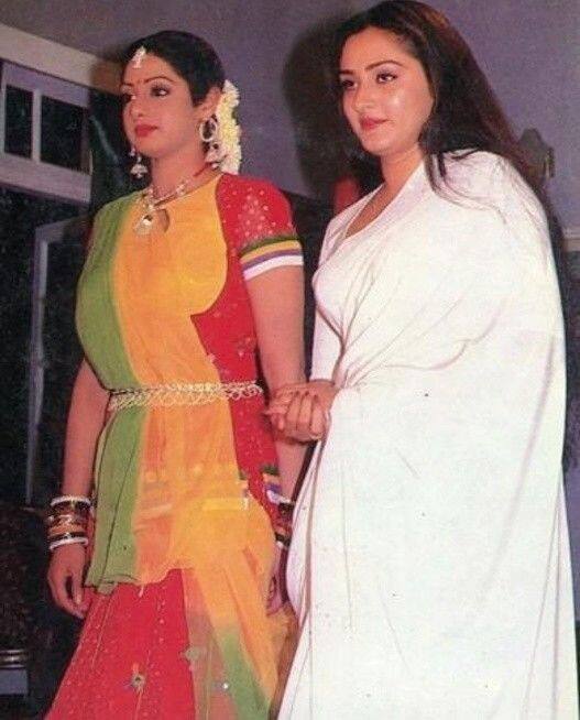 मीडिया में छपी खबरों की मानें तो दोनों के बीच कैट फाइट इतनी थी कि कपड़ों से लेकर ज्वैलरी तक में दोनों एक दूसरे की होड़ करतीं और एक दूसरे से बेहतर चाहती थीं. (फोटो - सोशल मीडिया)