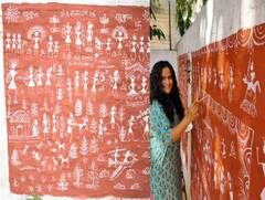 PHOTO | घराच्या भिंतीवर साकारली रामायण वारली चित्रकला!