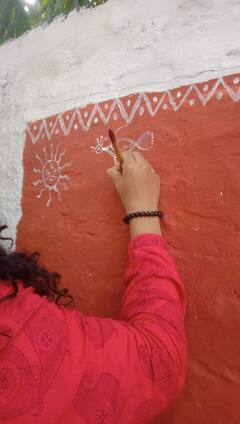 PHOTO | घराच्या भिंतीवर साकारली रामायण वारली चित्रकला!