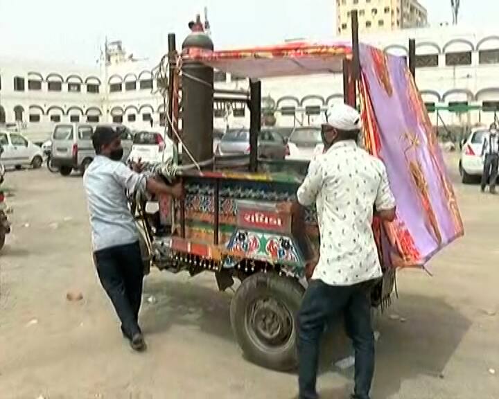 રાજકોટમાં કોરોનાએ તરખાટ મચાવ્યો છે. શહેરમાં પોતાના સ્વજનને બચાવવા પરિવારે કોરોનાનો પણ ડર છોડી દીધો છે અને જે પણ વસ્તુ મળે તેમાં પોતાની રીતે જુગાડ કરીને જીવ બચાવવાની અથાગ કોશિશ કરી રહ્યા છે.