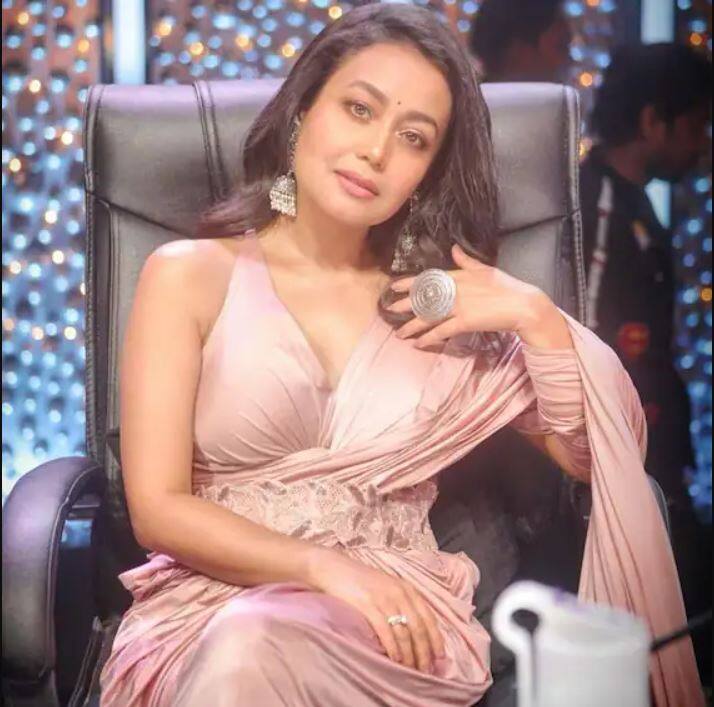 ਵੈਸੇ, ਨੇਹਾ ਕੱਕੜ ਹਰ ਡਰੈੱਸ ਨੂੰ ਚੰਗੀ ਤਰ੍ਹਾਂ ਰੱਖਦੀ ਹੈ ਪਰ ਸਾੜੀ 'ਚ ਉਸ ਦਾ ਅਵਤਾਰ ਅਕਸਰ ਹੀ ਚਰਚਾ 'ਚ ਰਹਿੰਦਾ ਹੈ। 