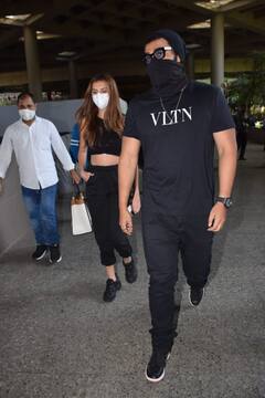 एयरपोर्ट पर एक साथ दिखे Arjun Kapoor और Tara Sutaria, देखें दोनों का ऑल इन ब्लैक लुक