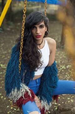 Photo: 6 बॉलीवुड सिंगर, जो कई एक्ट्रेस को खूबसूती और हॉटनेस में देती हैं मात