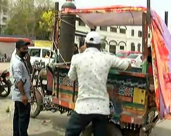 Rajkot: એમ્બ્યુલન્સ ન મળતા પરિવારજનો છકડામાં ઓક્સિજનનો બાટલો ગોઠવી દર્દીને લઈને પહોંચ્યા હોસ્ટિપલ, જુઓ વીડિયો