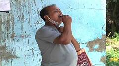 Covid Updates: জঙ্গিপুর হাসপাতালে করোনা পরীক্ষার জন্য রোগীকেই দিতে হচ্ছে নমুনা!