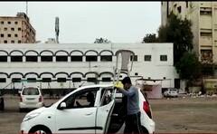 Rajkot: કોરોનાની ભયાનક સ્થિતિ, એમ્યુલન્સ ન મળતા દર્દીને આ રીતે ચઢાવી બોટલ, જુગાડ જોઈને તમે પણ ચોંકી જશો