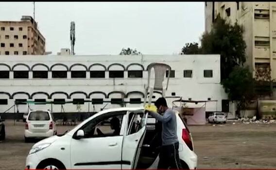 Rajkot: કોરોનાની ભયાનક સ્થિતિ, એમ્યુલન્સ ન મળતા દર્દીને આ રીતે ચઢાવી બોટલ, જુગાડ જોઈને તમે પણ ચોંકી જશો