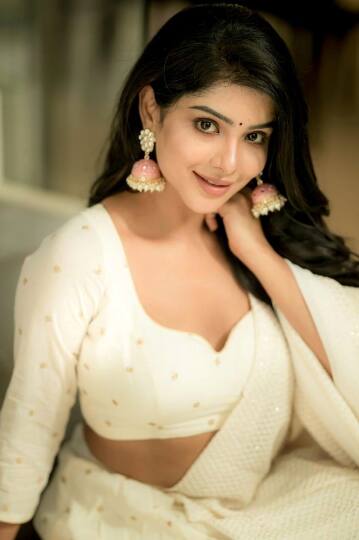 மழையில் உடையும் தும்பை நிறமே..