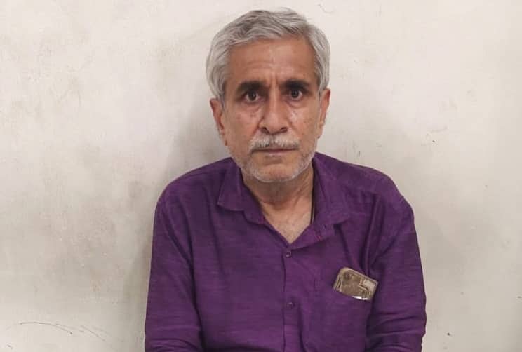 Fake doctor caught in Rajkot, treating corona patients in a restaurant and ..... રાજકોટમાં ઝડપાયો નકલી ડોક્ટર, રેસ્ટોરન્ટમાં કોરોના દર્દીઓને આપતો સારવાર અને.....