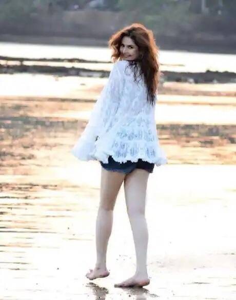 'ਅਕਸਰ 2' 'ਚ ਜ਼ਰੀਨ ਖਾਨ ਨੇ ਮੁੱਖ ਭੂਮਿਕਾ ਨਿਭਾਈ ਸੀ। ਹਾਲਾਂਕਿ ਫਿਲਮ ਦੇ ਰਿਲੀਜ਼ ਤੋਂ ਪਹਿਲਾਂ ਹੀ ਡਾਇਰੈਕਟਰ ਅਨੰਤ ਮਹਾਂਦੇਵਨ ਤੇ ਜ਼ਰੀਨ ਖਾਨ ਦੇ ਵਿਚ ਮਨ-ਮੁਟਾਵ ਦੀਆਂ ਖਬਰਾਂ ਬਾਹਰ ਆ ਗਈਆਂ ਸਨ। ਜ਼ਰੀਨ ਕਈ ਈਵੈਂਟਸ 'ਤੇ ਵੀ ਨਜ਼ਰ ਨਹੀਂ ਆਈ ਸੀ।