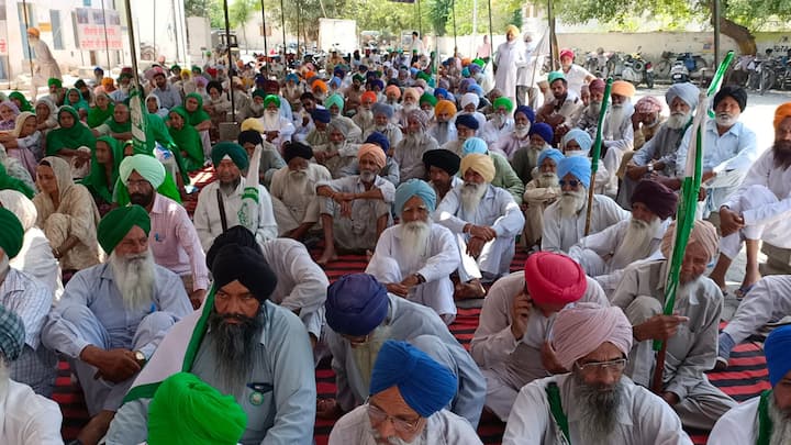 ਇਸ ਮੌਕੇ ਗੱਲਬਾਤ ਕਰਦਿਆਂ ਕਿਸਾਨ ਆਗੂਆਂ ਨੇ ਦੱਸਿਆ ਕਿ ਬਰਨਾਲਾ ਰੇਲਵੇ ਸਟੇਸ਼ਨ ’ਤੇ ਲਗਾਤਾਰ 1 ਅਕਤੂਬਰ ਤੋਂ ਪੱਕਾ ਮੋਰਚਾ ਖੇਤੀ ਕਾਨੂੰਨਾਂ ਵਿਰੁੱਧ ਲੱਗਿਆ ਹੋਇਆ ਹੈ। ਭਾਵੇਂ ਅੱਜ ਸਰਕਾਰ ਨੇ ਲੌਕਡਾਊਨ ਲਗਾਇਆ ਹੈ ਪਰ ਉਨ੍ਹਾਂ ਦਾ ਮੋਰਚਾ ਜਾਰੀ ਹੈ ਤੇ ਵੱਡੀ ਗਿਣਤੀ ਵਿੱਚ ਕਿਸਾਨ ਤੇ ਔਰਤਾਂ ਸ਼ਾਮਲ ਹੋਏ ਹਨ।