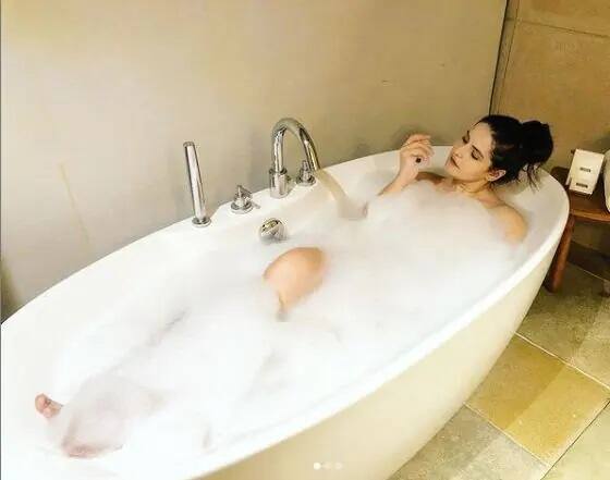 ਜ਼ਰੀਨ ਨੇ ਦੱਸਿਆ ਕਿ ਉਨ੍ਹਾਂ ਹੇਟ ਸਟੋਰੀ 'ਚ ਕੰਮ ਕੀਤਾ ਸੀ। ਪਰ ਉਹ ਕੁਝ ਵੱਖਰੀਆਂ ਫ਼ਿਲਮਾਂ 'ਚ ਕੰਮ ਕਰਨਾ ਚਾਹੁੰਦੀ ਸੀ ਇਸ ਲਈ ਉਨ੍ਹਾਂ ਅਕਸਰ ਨੂੰ ਵੀ ਸਾਇਨ ਕੀਤਾ ਸੀ। ਪਰ ਸ਼ੂਟਿੰਗ ਤੋਂ ਬਾਅਦ ਉਨ੍ਹਾਂ ਨੂੰ ਪਤਾ ਲੱਗਾ ਕਿ ਇਹ ਤਾਂ ਉਸ ਤੋਂ ਵੀ ਖਰਾਬ ਫ਼ਿਲਮ ਹੈ।