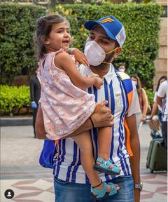 MI In IPL: মেয়ে সামাইরাকে কোলে নিয়ে দিল্লি পৌঁছে গেলেন রোহিত