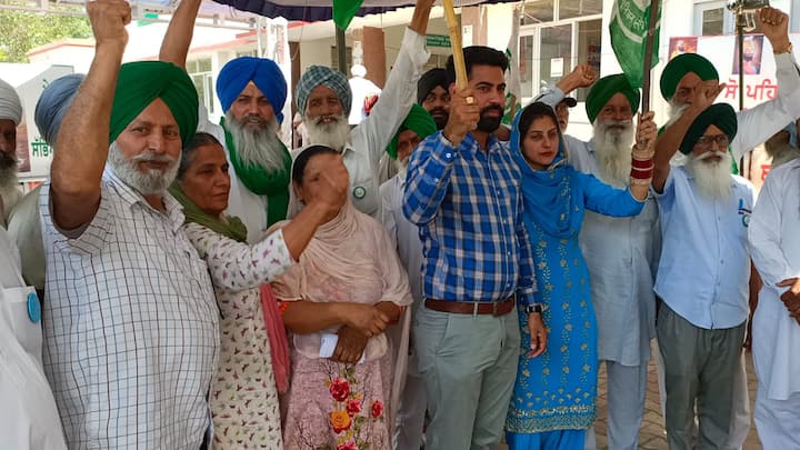 ਉਨ੍ਹਾਂ ਕਿਹਾ ਕਿ ਖੇਤੀ ਕਾਨੂੰਨਾਂ ਕਿਸਾਨਾਂ ਲਈ ਕੋਰੋਨਾਵਾਇਰਸ ਤੋਂ ਵੀ ਭਿਆਨਕ ਹਨ ਕਿਉਂਕਿ ਖੇਤੀ ਕਾਨੂੰਨਾਂ ਦਾ ਮਸਲਾ ਕਿਸਾਨਾਂ ਦੀਆਂ ਜ਼ਮੀਨਾਂ ਤੇ ਜਿਉਣ ਮਰਨ ਦਾ ਸਵਾਲ ਹੈ ਜਿਸ ਕਰਕੇ ਇਨ੍ਹਾਂ ਨੂੰ ਰੱਦ ਕਰਵਾਏ ਬਿਨ੍ਹਾਂ ਉਹ ਪਿੱਛੇ ਹਟਣ ਵਾਲੇ ਨਹੀਂ ਹਨ। ਜਿੰਨਾ ਸਮਾਂ ਖੇਤੀ ਕਾਨੂੰਨ ਰੱਦ ਨਹੀਂ ਹੁੰਦੇ, ਉਨ੍ਹਾਂ ਦਾ ਸੰਘਰਸ ਜਾਰੀ ਰਹੇਗਾ।