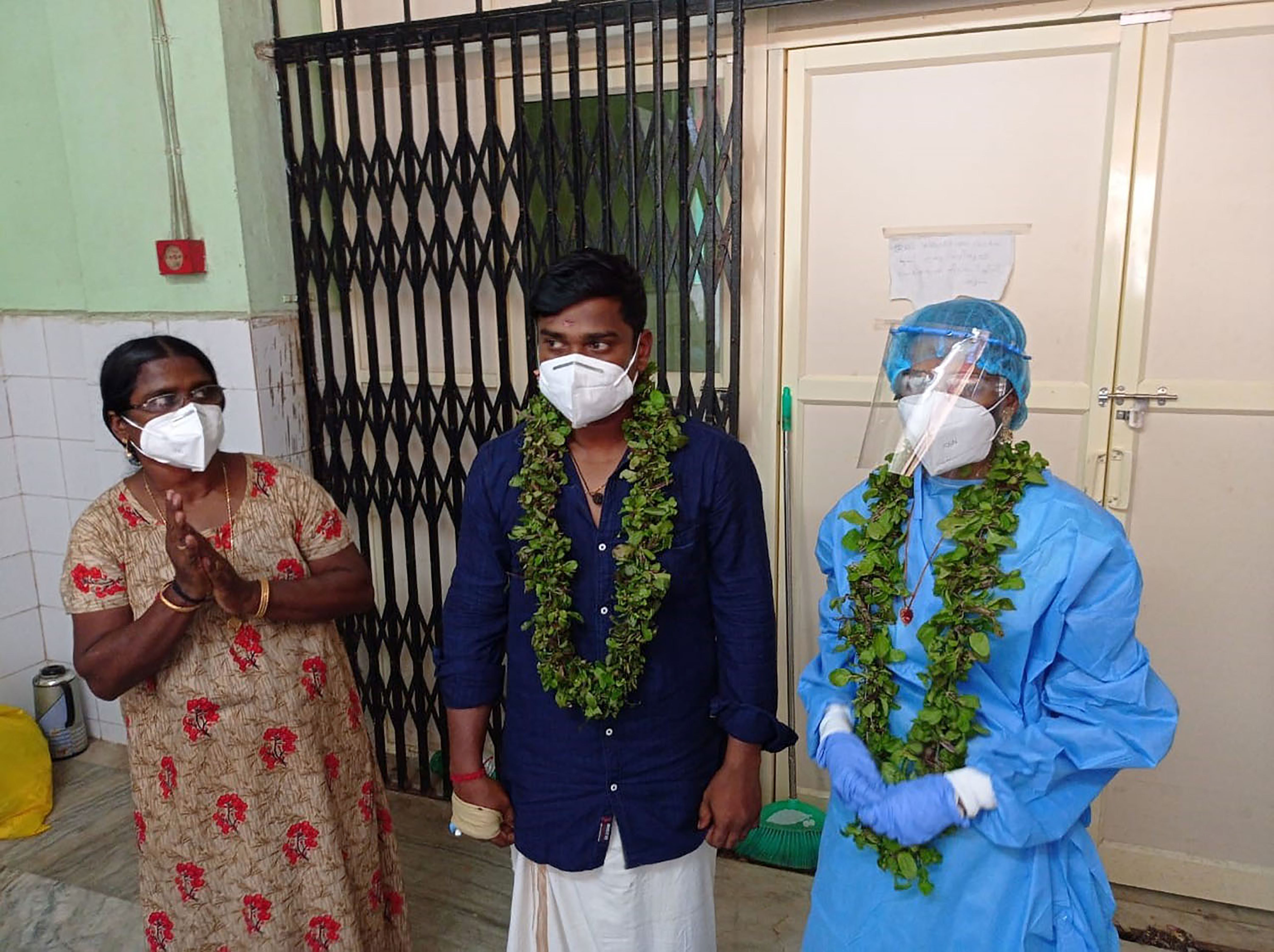 Marriage in Kerala Hospital: শাড়ির বদলে কনের সাজ পিপিই কিটে, কোভিড ওয়ার্ডে এক হল চার হাত