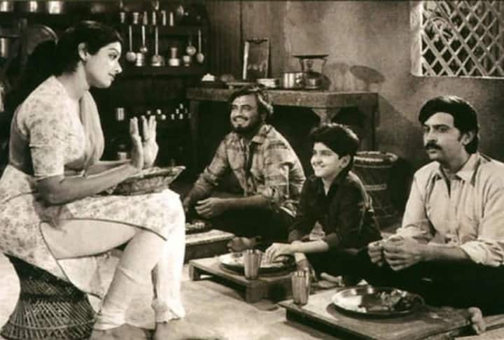 फिल्म में श्रीदेवी के साथ उनका पहला सीन था जो उनके लिए आज भी बेहद खास है और उन्हें उस सीन की शूटिंग से जुड़ा वो किस्सा आज भी याद है. जब श्रीदेवी का निधन हुआ तब ऋतिक ने उन्हें इस फिल्म के जरिए ही याद किया था. (फोटो - सोशल मीडिया)