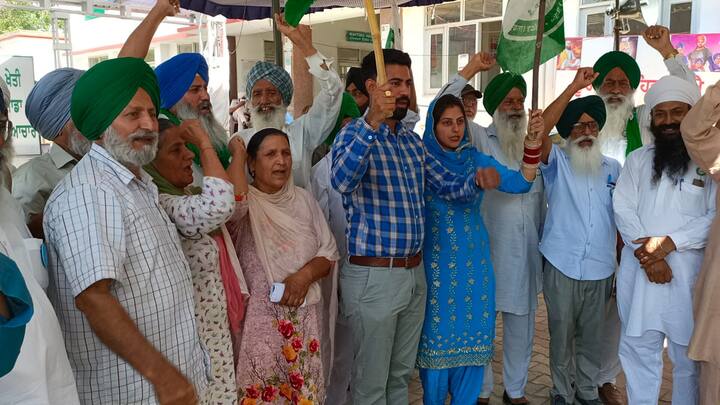 ਉਨ੍ਹਾਂ ਕਿਹਾ ਕਿ ਕੋਰੋਨਾ ਵਇਰਸ ਦੀ ਆੜ ਵਿੱਚ ਸਰਕਾਰਾਂ ਕਿਸਾਨਾਂ ਦਾ ਸੰਘਰਸ਼ ਖ਼ਤਮ ਕਰਵਾਉਣਾ ਚਾਹੁੰਦੀਆਂ ਹਨ। ਦੇਸ਼ ਤੇ ਪੰਜਾਬ ਦੇ ਅਜਿਹੇ ਬਣ ਰਹੇ ਹਾਲਾਤ ਲਈ ਸਰਕਾਰਾਂ ਦੀ ਨਾਕਾਮੀ ਜ਼ਿੰਮੇਵਾਰੀ ਹੈ ਪਰ ਲੌਕਡਾਊਨ ਨਾਲ ਲੋਕਾਂ ਦੀਆਂ ਸਮੱਸਿਆਵਾਂ ਘਟਣ ਦੀ ਬਜਾਏ ਵਧ ਰਹੀਆਂ ਹਨ।
