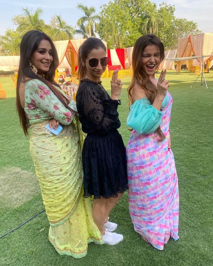 बिग बॉस की दो विनर दीपिका कक्कड़ और रुबीना दिलैक की एक साथ कई तस्वीरें वायरल हो रही हैं. जिनमें दोनों ही खूब मस्ती करती हुईं नजर आ रही हैं. बिहाइंड द सीन्स तस्वीरों में दोनों प्रोड्यूसर रश्मि शर्मा के साथ नजर आ रही हैं. (फोटो - इंस्टाग्राम)