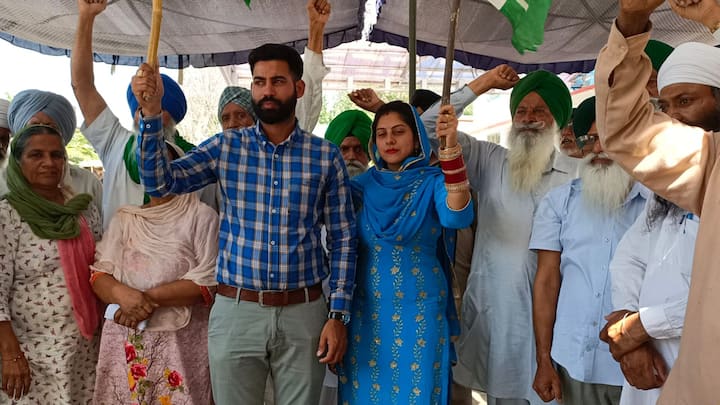 ਇਸ ਮੋਰਚੇ ਵਿੱਚ ਅੱਜ ਨਵੀਂ ਵਿਆਹੀ ਜੋੜੀ ਵਲੋਂ ਵੀ ਹਾਜ਼ਰੀ ਲਵਾਈ ਗਈ। ਕਿਸਾਨਾਂ ਨੇ ਕਿਹਾ ਕਿ ਸਰਕਾਰਾਂ ਕੋਰੋਨਾ ਦੀ ਆੜ ਵਿੱਚ ਖੇਤੀ ਕਾਨੂੰਨਾਂ ਦਾ ਸੰਘਰਸ਼ ਖ਼ਤਮ ਕਰਵਾਉਣਾ ਚਾਹੁੰਦੀਆ ਹਨ। ਪਰ ਉਹ ਖੇਤੀ ਕਾਨੂੰਨ ਰੱਦ ਹੋਣ ਤੱਕ ਆਪਣਾ ਸੰਘਰਸ ਜਾਰੀ ਰੱਖਣਗੇ।