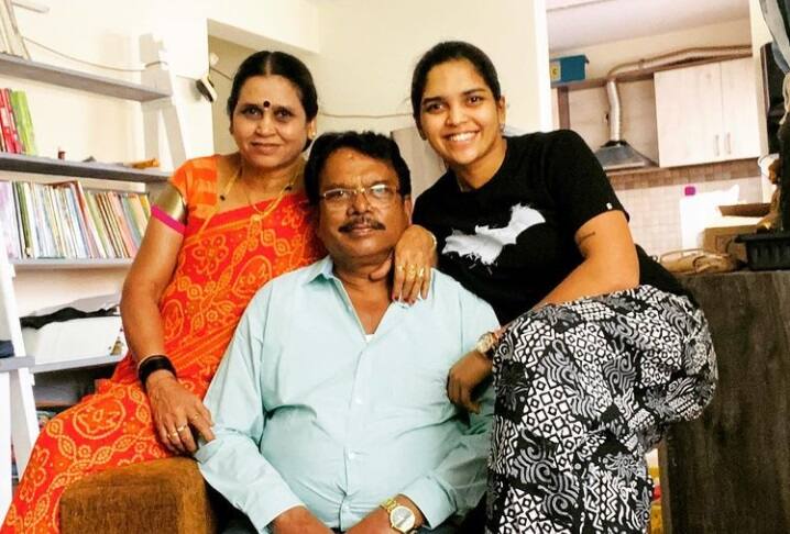 Coronavirus Update: India woman cricketer Veda Krishnamurthy’s mother passes away due to COVID-19 Veda Krishnamurthy’s mother death: করোনায় মৃত্যু এই ভারতীয় ক্রিকেটারের মায়ের