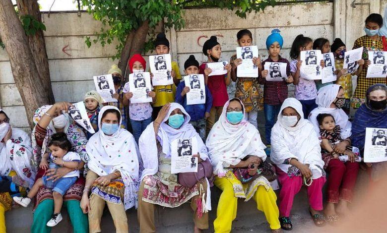 ਮਹੀਨੇ ਬਾਅਦ ਵੀ ਨਹੀਂ ਮਿਲੀ ਅਵਿਨਾਸ਼ ਸਿੰਘ ਦੀ ਕੋਈ ਖ਼ਬਰ! ਸਿੱਖ ਭਾਈਚਾਰੇ 'ਚ ਵਧਿਆ ਰੋਸ PESHAWAR: Police are still clueless about a Sikh youth Avenash Singh who had gone missing from Gulbarg area of Peshawar Cantt on March 27 ਮਹੀਨੇ ਬਾਅਦ ਵੀ ਨਹੀਂ ਮਿਲੀ ਅਵਿਨਾਸ਼ ਸਿੰਘ ਦੀ ਕੋਈ ਖ਼ਬਰ! ਸਿੱਖ ਭਾਈਚਾਰੇ 'ਚ ਵਧਿਆ ਰੋਸ